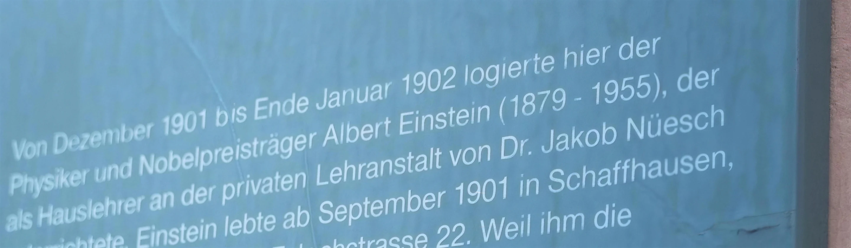 Ausschnitt der Tafel an der Fassade: «Von Dezember 1901 bis Ende Januar 1902 logierte hier der Physiker und Nobelpreisträger Albert Einstein (1879–1955), der als Hauslehrer an der privaten Lehranstalt von Dr. Jakob Nüesch unterrichtete.»