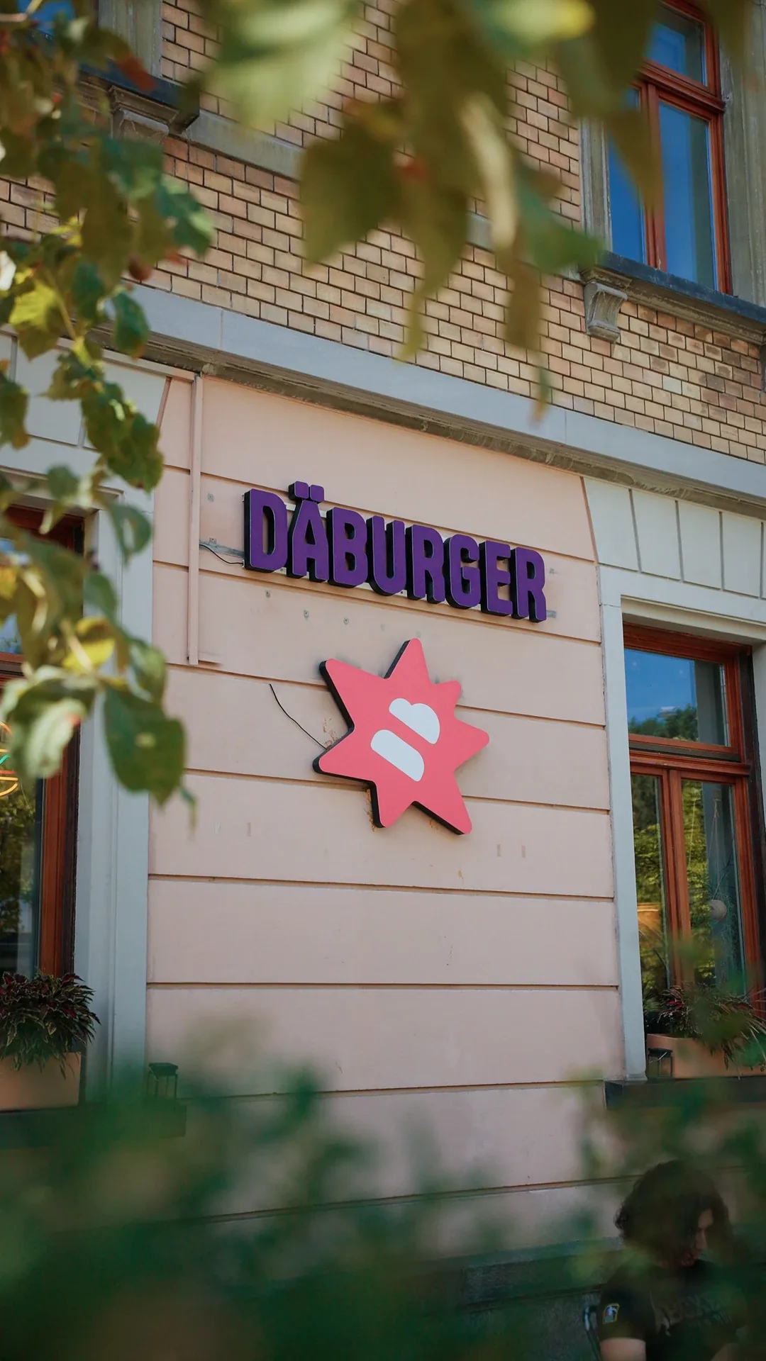 Die Fassade von DÄ BURGER an der Bahnhofstrasse 102 mit dem orangen Stern über dem Eingang