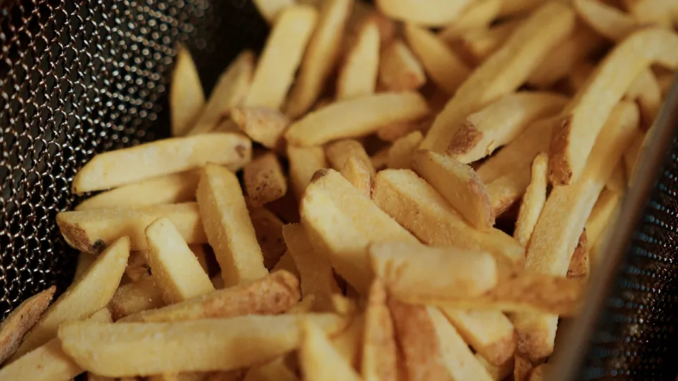 Pommes frisch aus dem Korb, dann ganz nah auf dem Burgerpapier